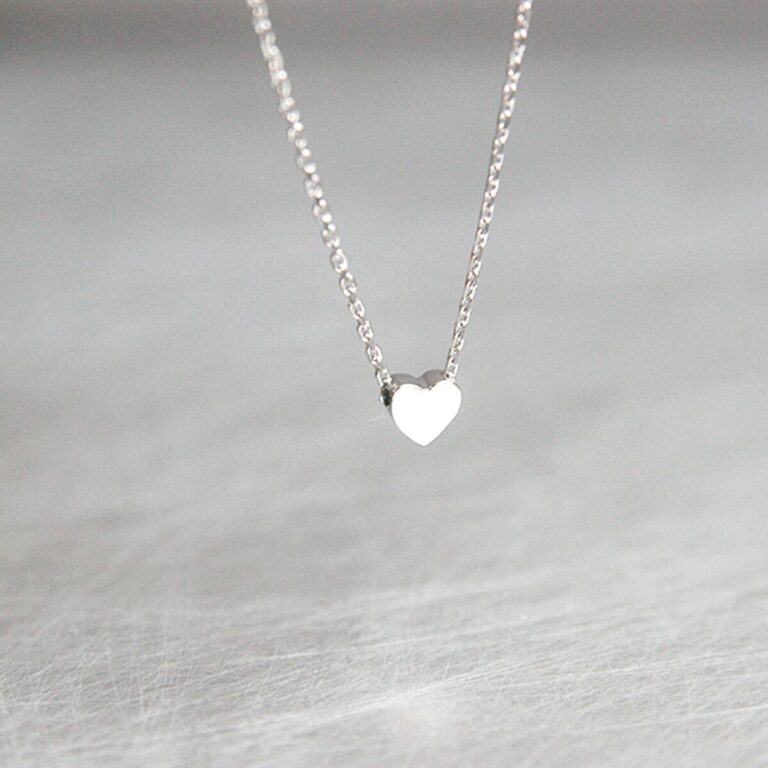 5 Reasons Why a Woman Should Wear a Silver Heart Necklace – 2024 Guide