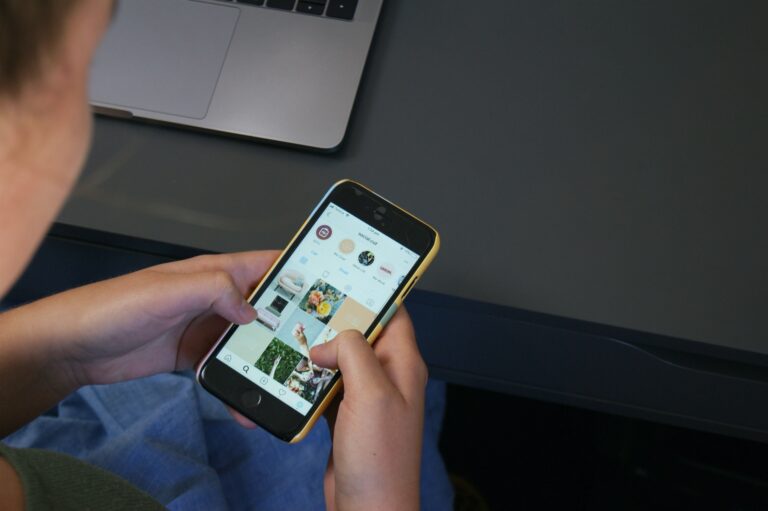 Instagram Viewer helps you to Explore Instagram (Profiles, Tags, and Media)