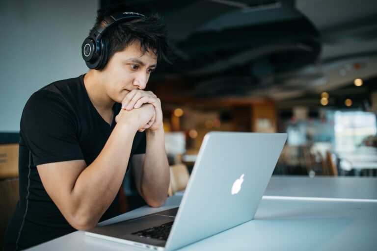 4 Reasons to Treat Yourself to Online Music Lessons