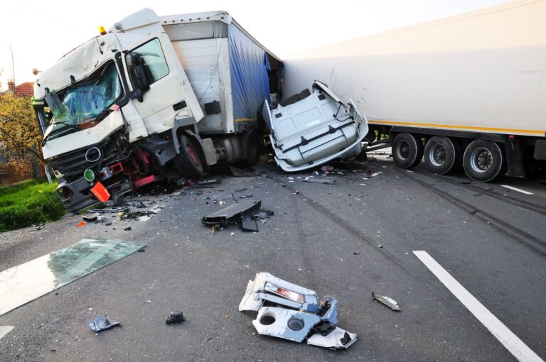 Understanding How a Commercial Truck Accident Lawyer Can Help You