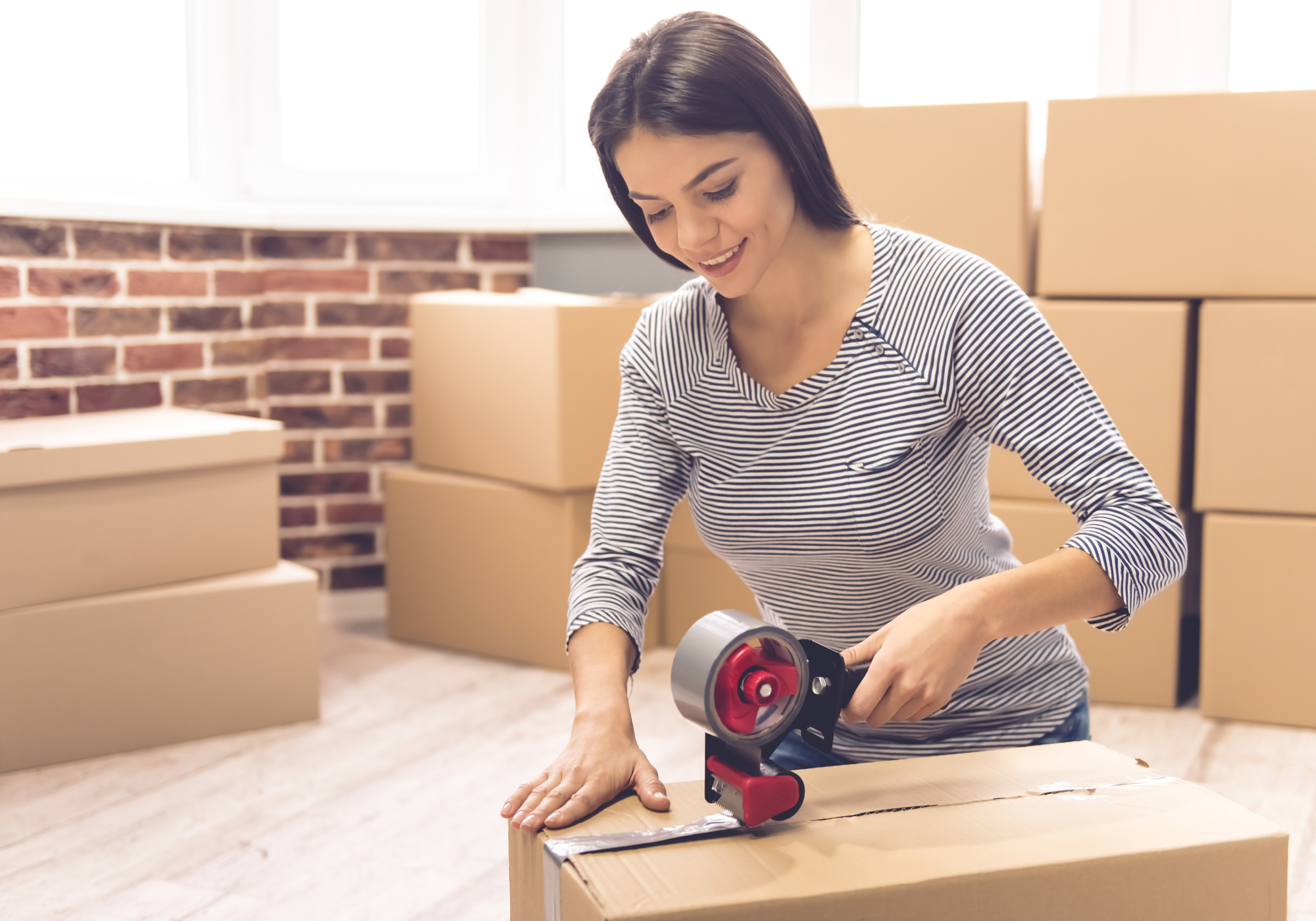 Упаковывают девушку. Упаковывают девушку. Упакованная девушка. Упакованная девушка. Девушка упаковывает товар.