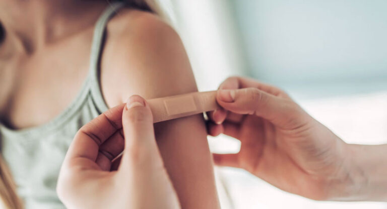 How to Treat an Infected Wound Naturally