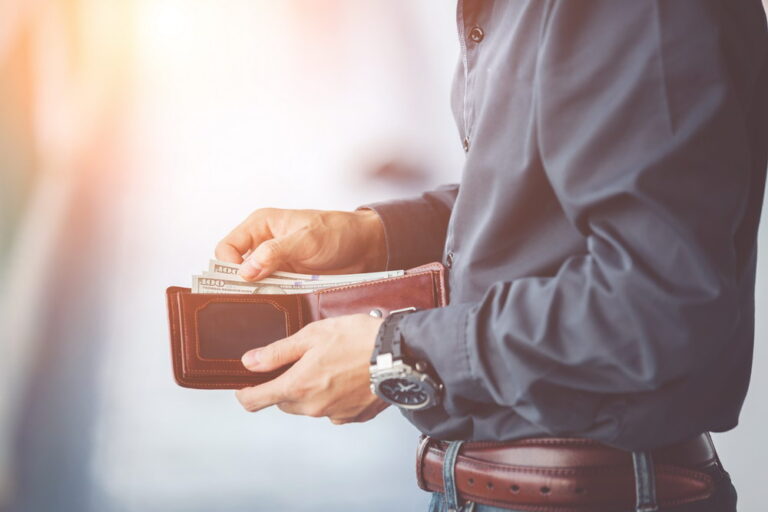 Top 6 Tips to Buy Leather Wallets