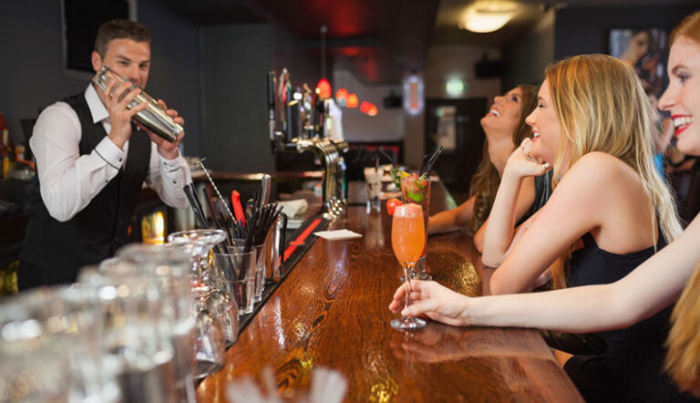 6 Best Singles Bars in Paris To Find and Meet Girls in 2024
